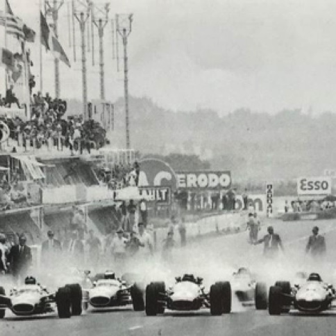 D&eacute;part GO de France sur le circuit Bugatti : J. Brabham,D. Gurney,, G.Hill et Jim en seconde ligne